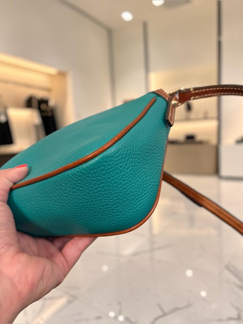 🌿 Dooney & Bourke Pebble Grain East West Pocket Crossbody – Spearmint /Like New! - Picture 4 of 7